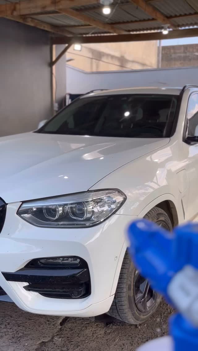 SUV branca recebendo lavagem detalhada