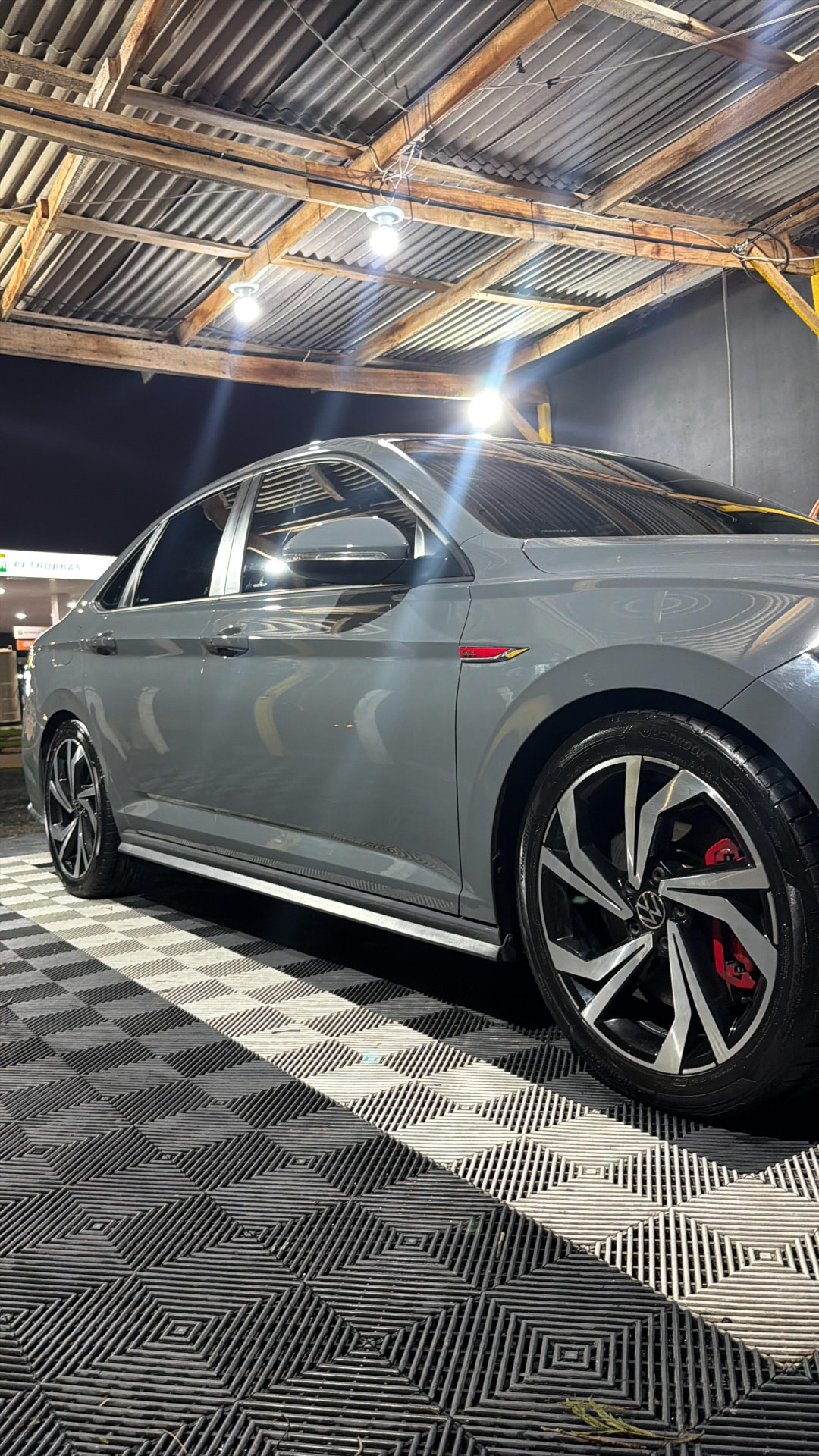 Volkswagen Jetta cinza com acabamento premium após estética automotiva