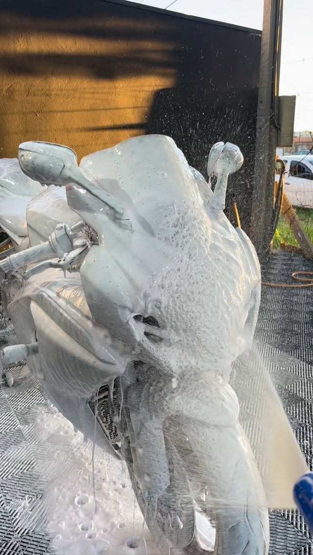 Moto coberta de espuma durante lavagem automotiva em Canoas