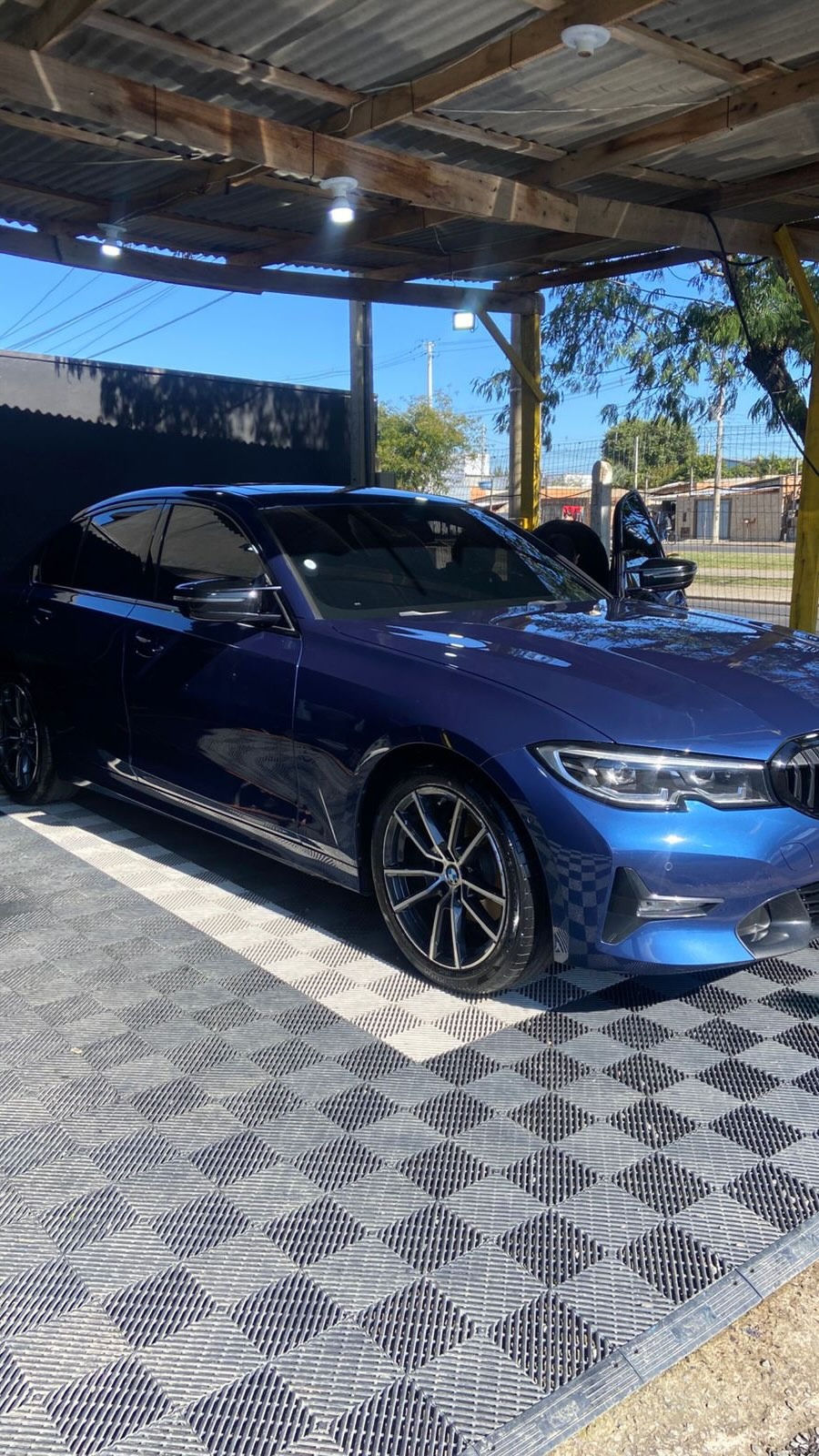 Sedan azul limpo e brilhando após lavagem